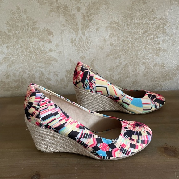 Kennet Cole Unlisted wedges - Picture 2 of 9